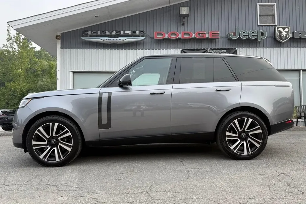 2023 Land Rover Range Rover SE photo 1