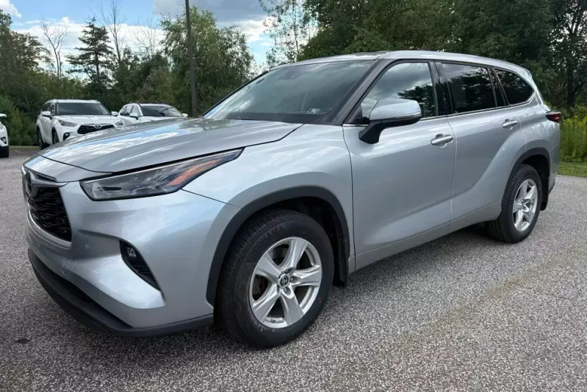 2022 Toyota Highlander LE photo 1
