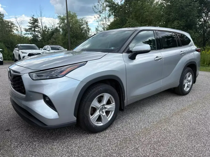 2022 Toyota Highlander LE photo 1