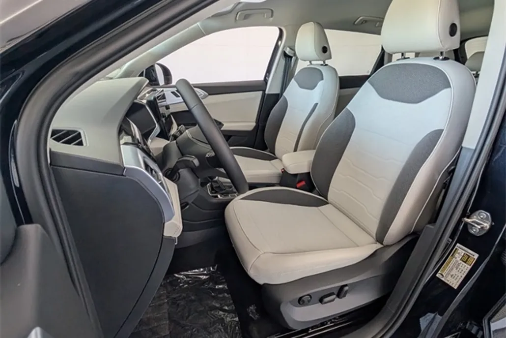 2025 Volkswagen Taos SE photo 1