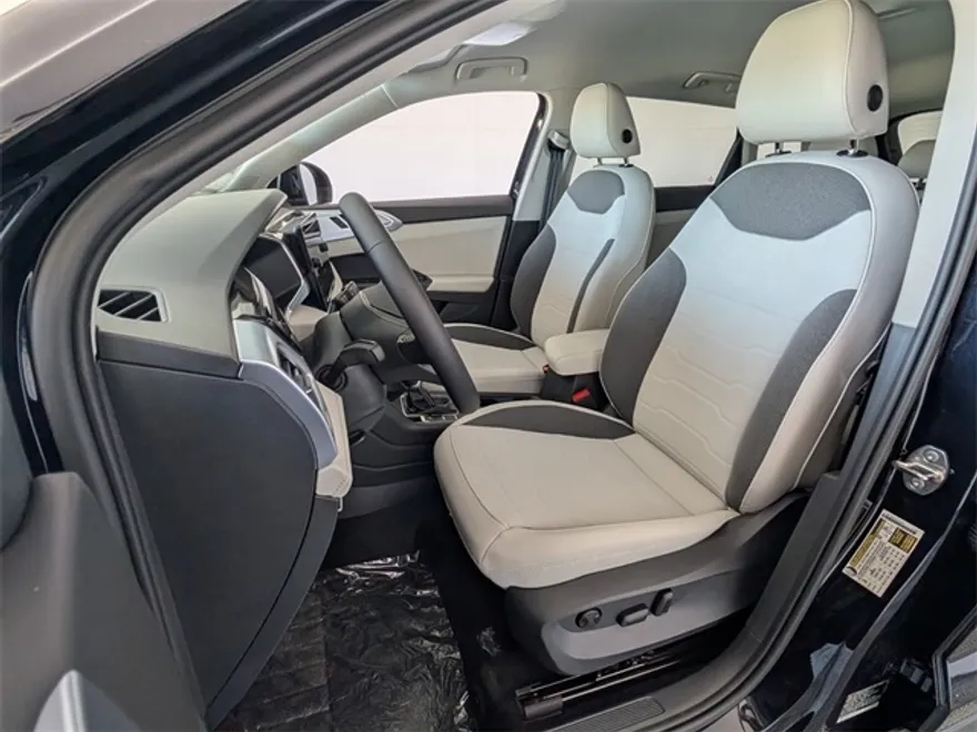 2025 Volkswagen Taos SE photo 1