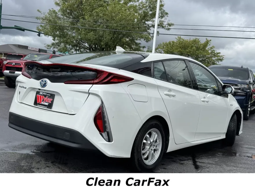 2018 Toyota Prius Prime Plus photo 1