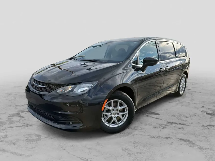 2023 Chrysler Voyager LX photo 1