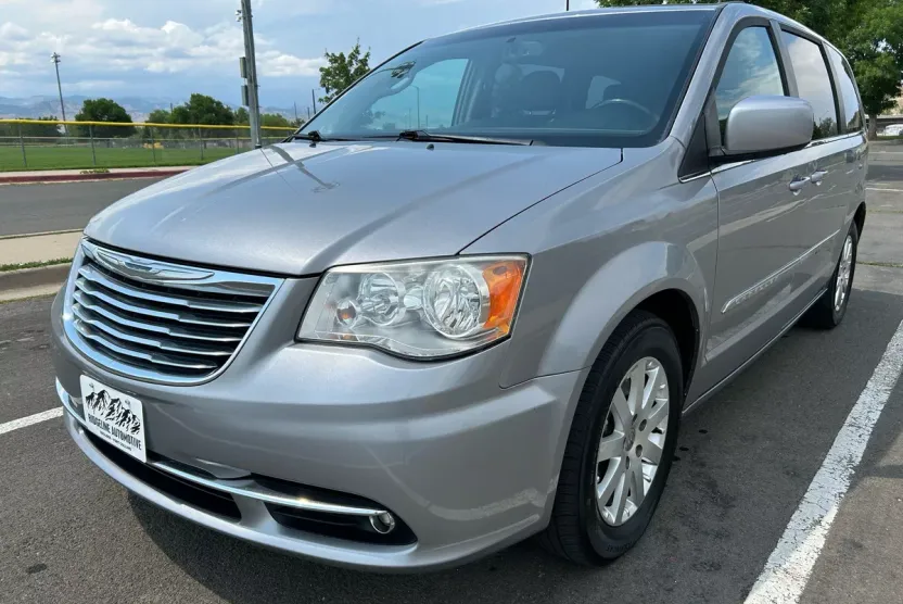 2014 Chrysler Town & Country Touring photo 1