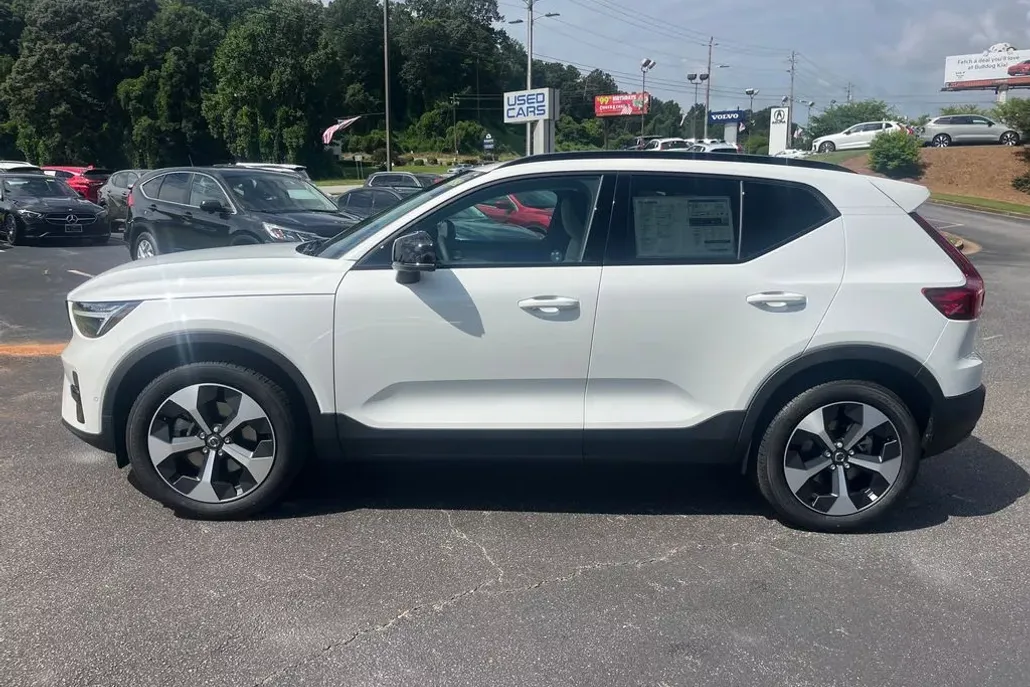 2025 Volvo XC40 Plus photo 1