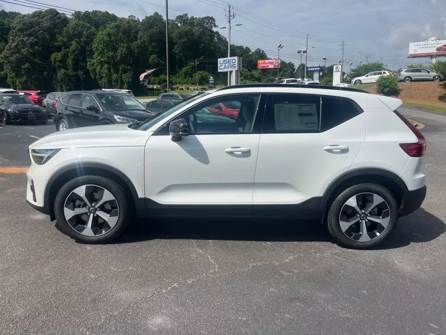 2025 Volvo XC40 Plus photo 1
