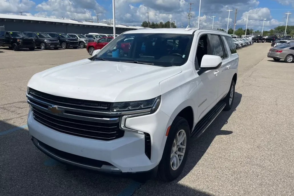 2023 Chevrolet Suburban LT photo 1
