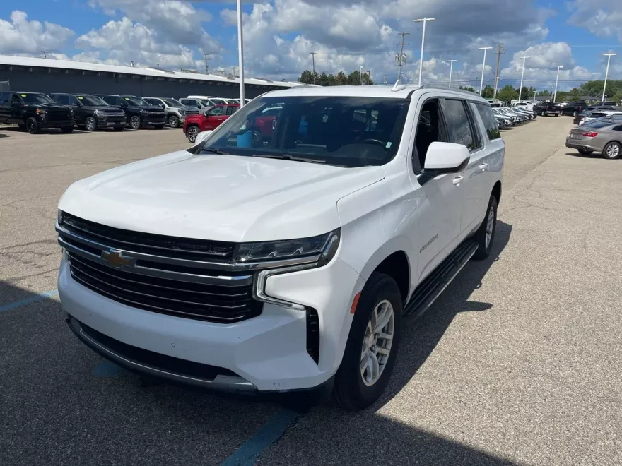 2023 Chevrolet Suburban LT photo 1