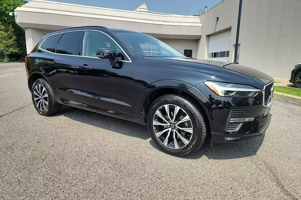 2023 Volvo XC60 B5 Core Premier photo 1