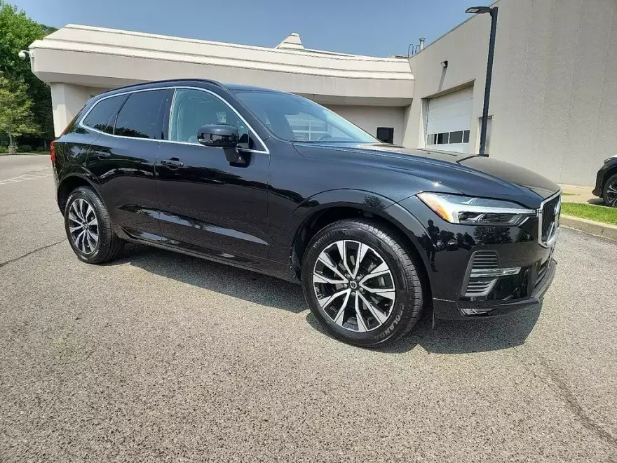 2023 Volvo XC60 B5 Core Premier photo 1