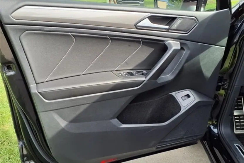 2022 Volkswagen Tiguan SE R-Line Black photo 1