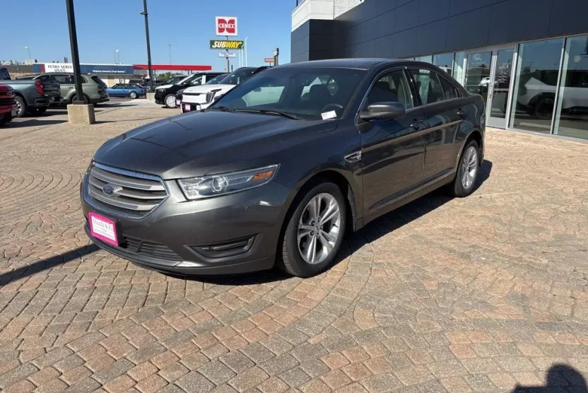 2016 Ford Taurus SEL photo 1