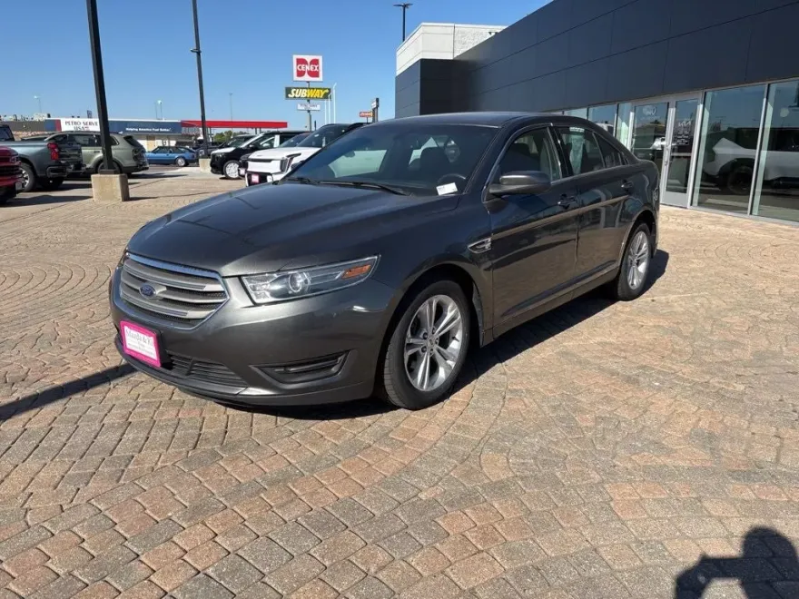 2016 Ford Taurus SEL photo 1