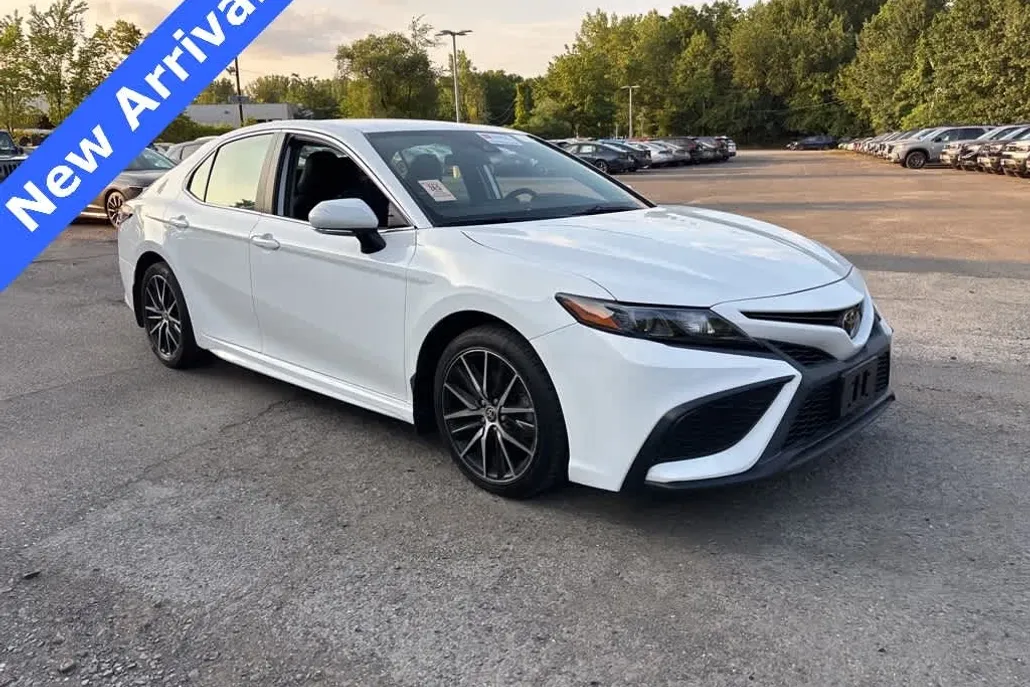 2022 Toyota Camry SE photo 1