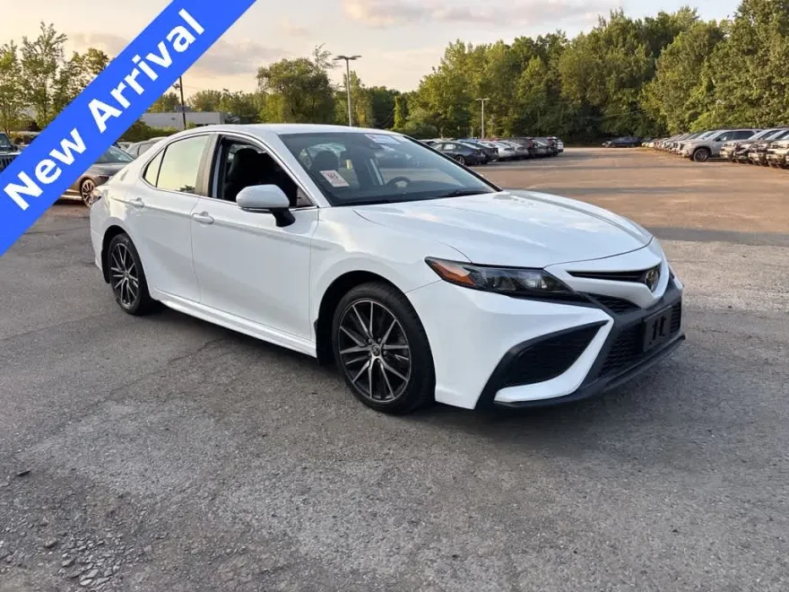 2022 Toyota Camry SE photo 1