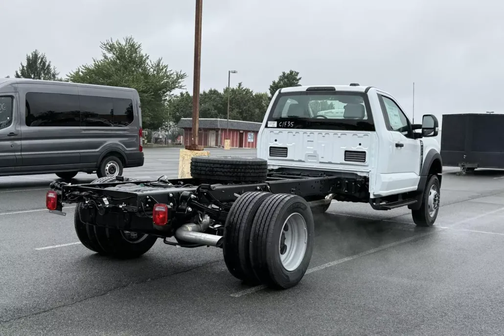 2025 Ford F-600 photo 1