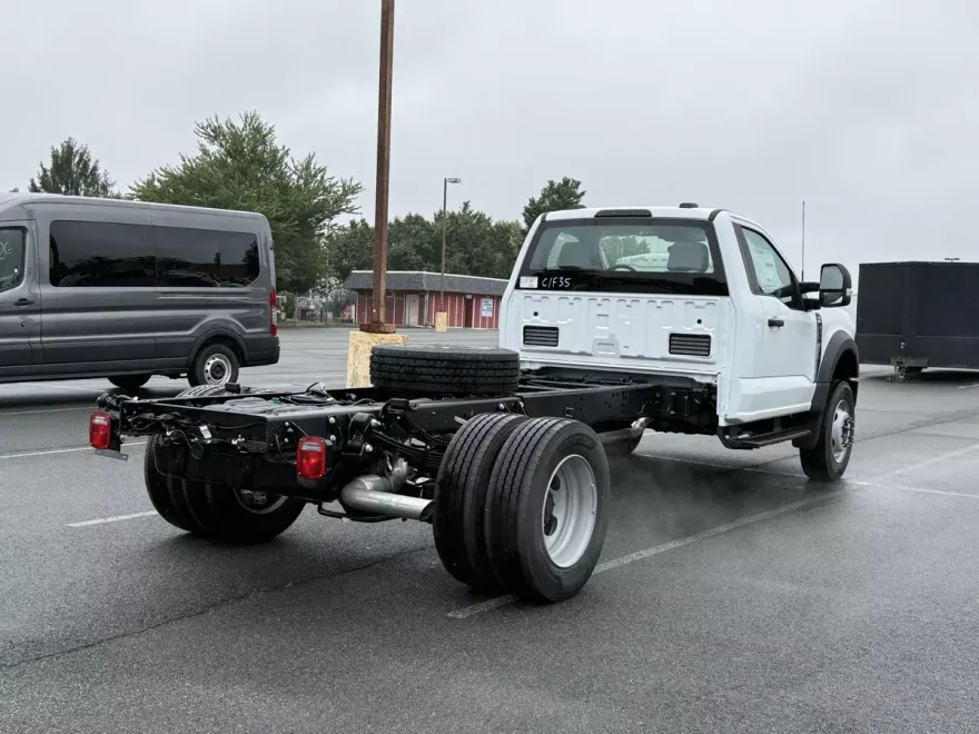 2025 Ford F-600 photo 1