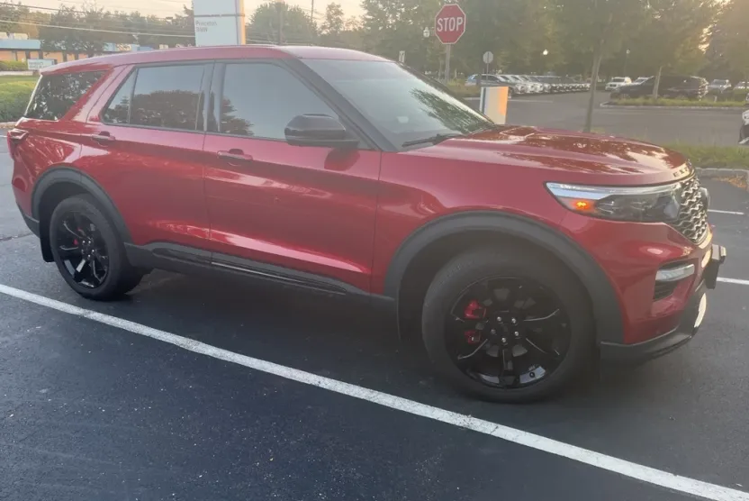 2022 Ford Explorer ST photo 1