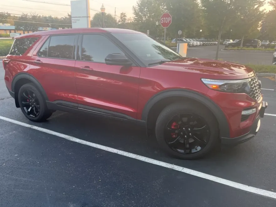 2022 Ford Explorer ST photo 1