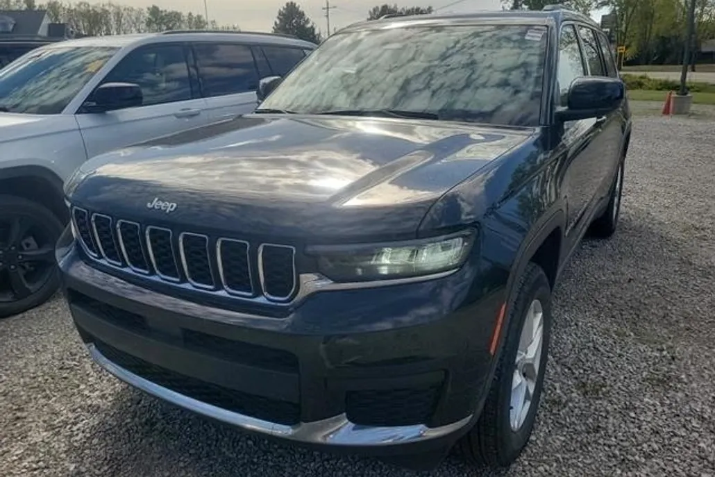 2023 Jeep Grand Cherokee Laredo photo 1