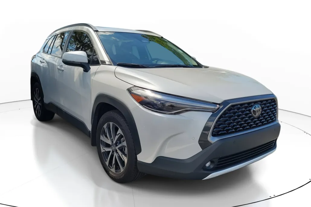 2024 Toyota Corolla Cross XLE photo 1