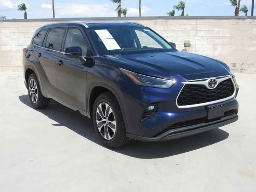 2022 Toyota Highlander XLE photo 1