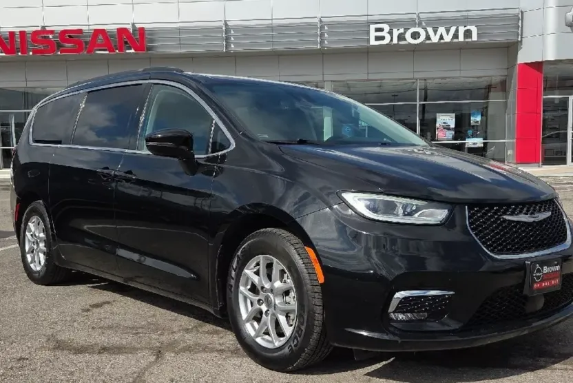 2022 Chrysler Pacifica Touring L photo 1