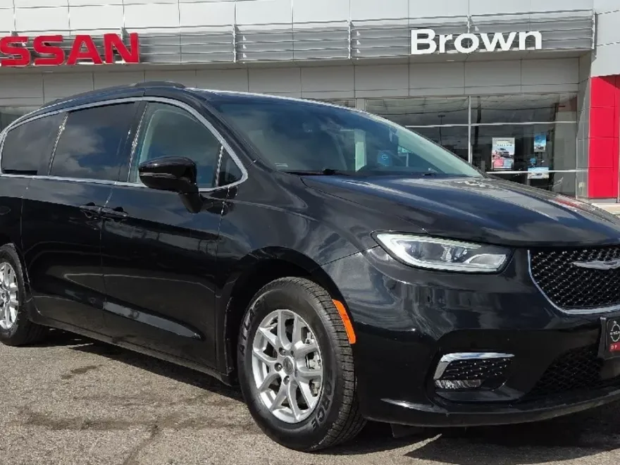 2022 Chrysler Pacifica Touring L photo 1