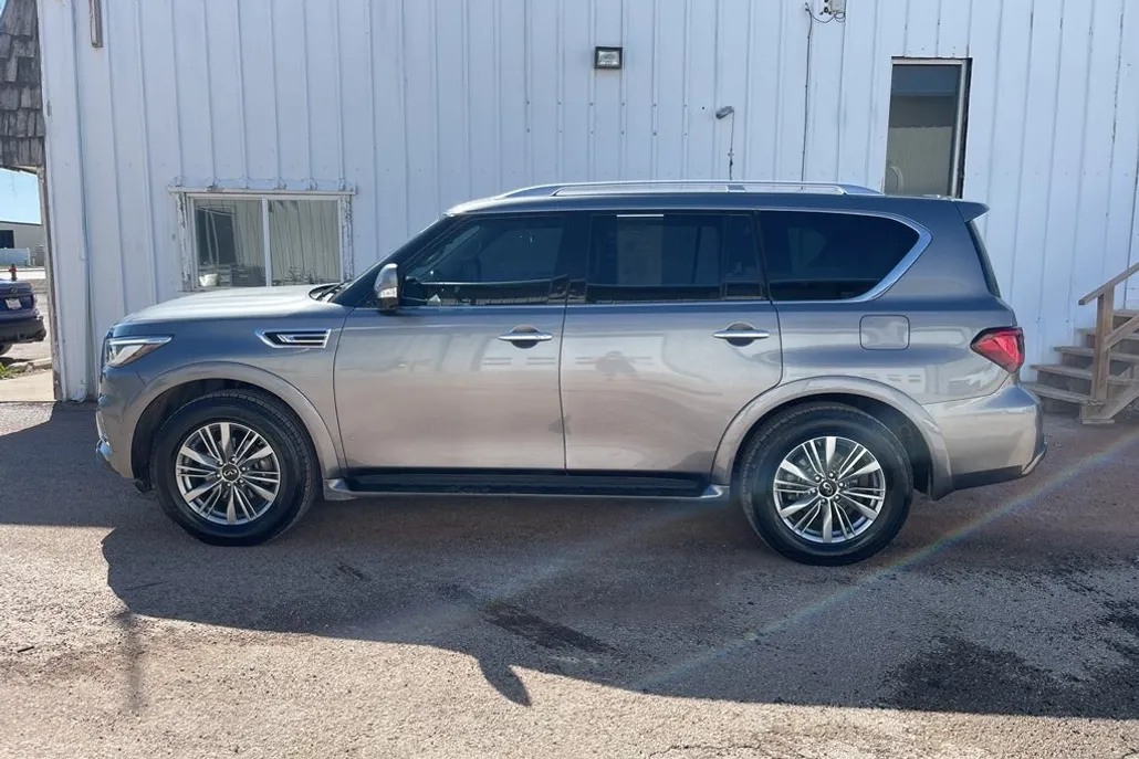 2021 Infiniti QX80 Luxe photo 1