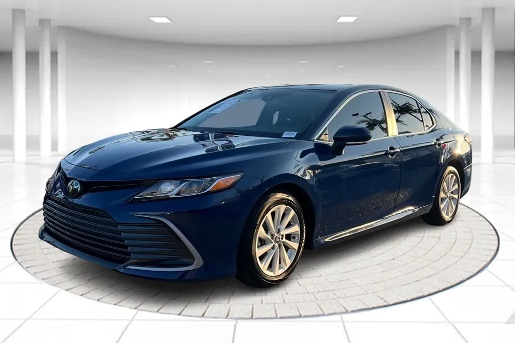 2023 Toyota Camry LE photo 1