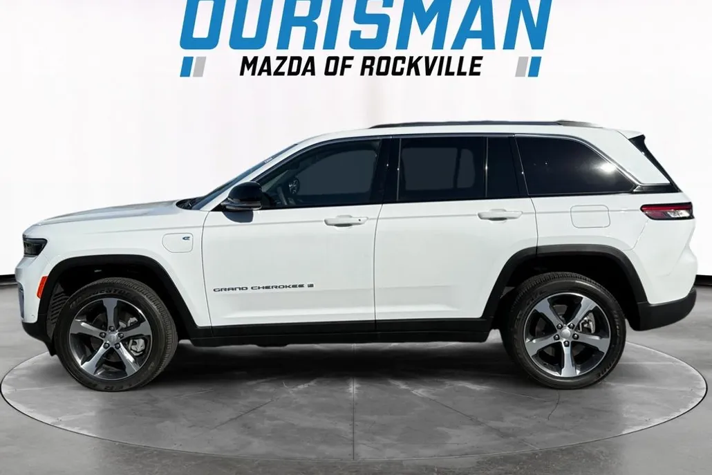 2023 Jeep Cherokee Base photo 1