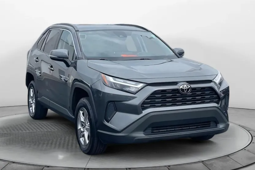 2022 Toyota RAV4 XLE photo 1
