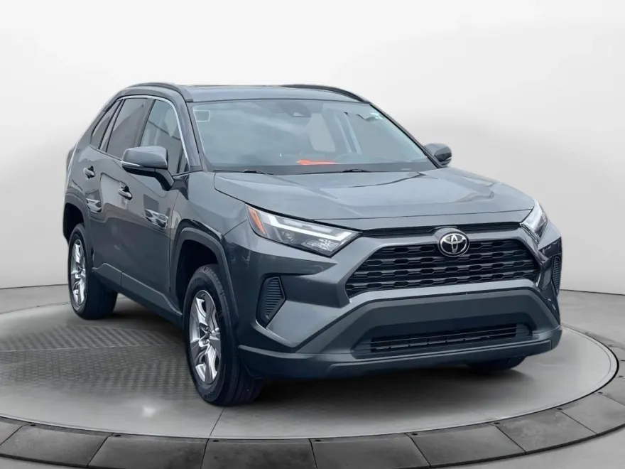 2022 Toyota RAV4 XLE photo 1