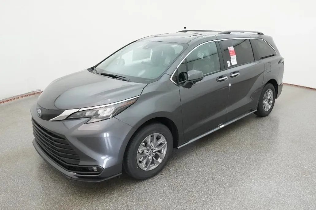 2025 Toyota Sienna XLE photo 1