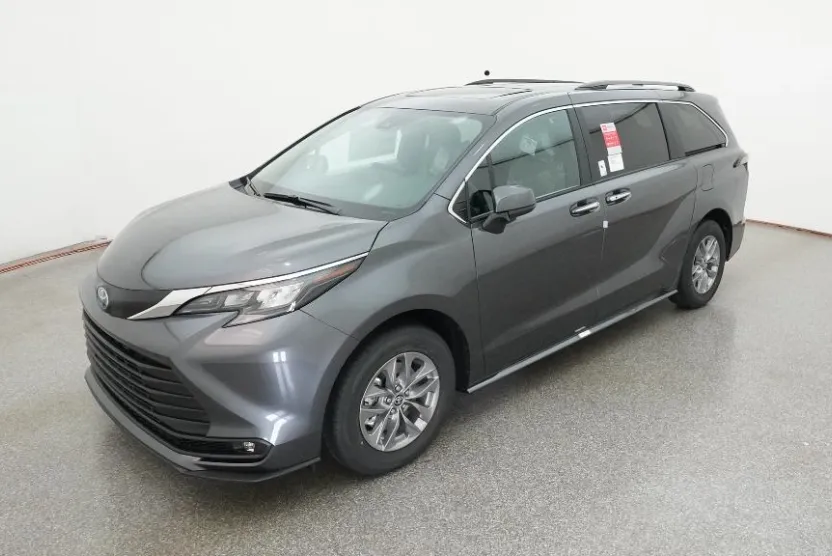 2025 Toyota Sienna XLE photo 1