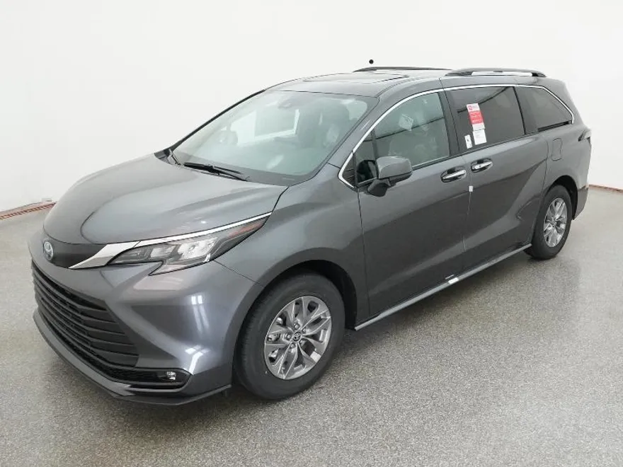 2025 Toyota Sienna XLE photo 1
