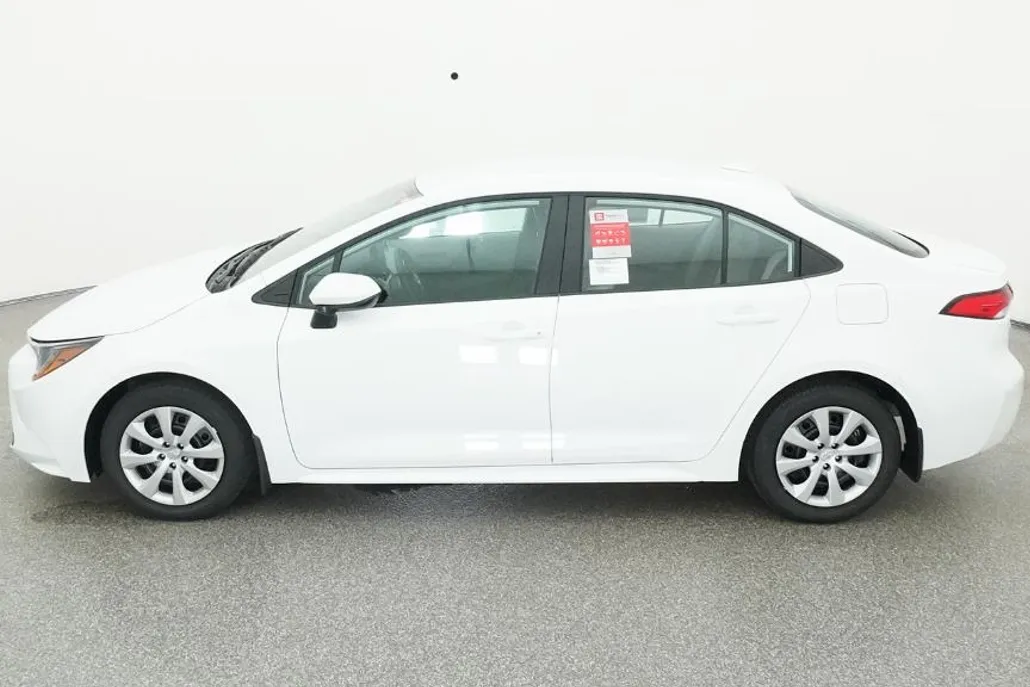 2025 Toyota Corolla LE photo 1