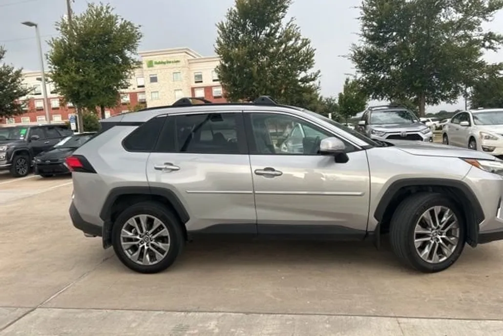 2022 Toyota RAV4 Limited photo 1
