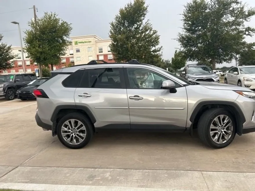 2022 Toyota RAV4 Limited photo 1