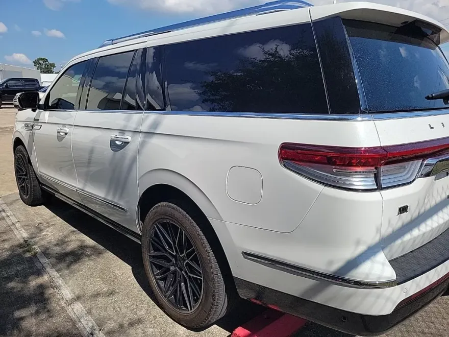 2023 Lincoln Navigator Black Label photo 1