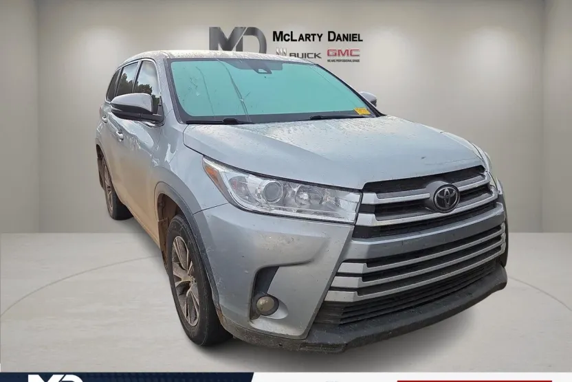 2019 Toyota Highlander LE photo 1