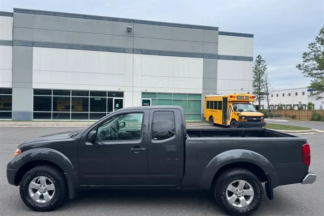 2010 Nissan Frontier SE photo 1