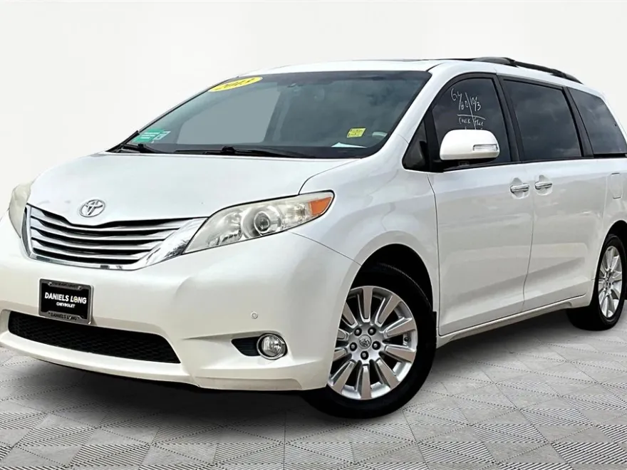 2013 Toyota Sienna Limited photo 1