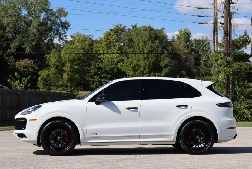2022 Porsche Cayenne GTS photo 1