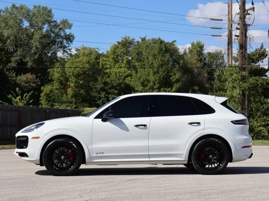 2022 Porsche Cayenne GTS photo 1