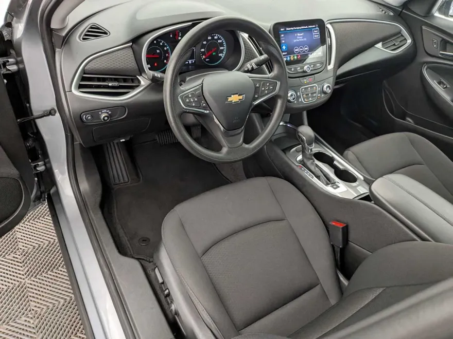 2023 Chevrolet Malibu 1LT photo 1