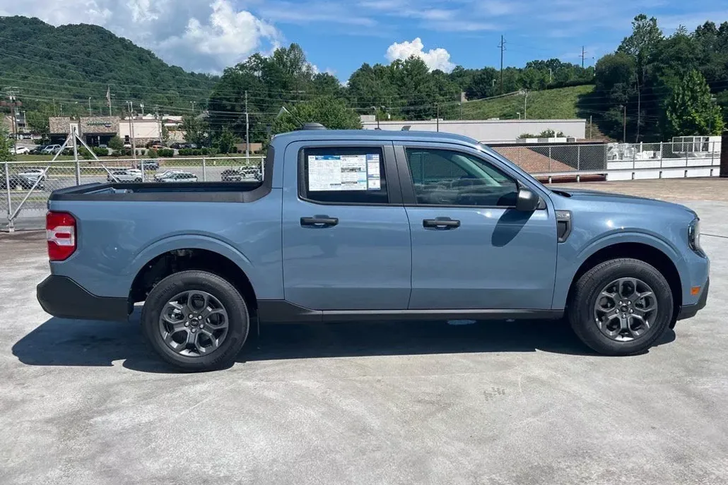 2025 Ford Maverick XLT photo 1