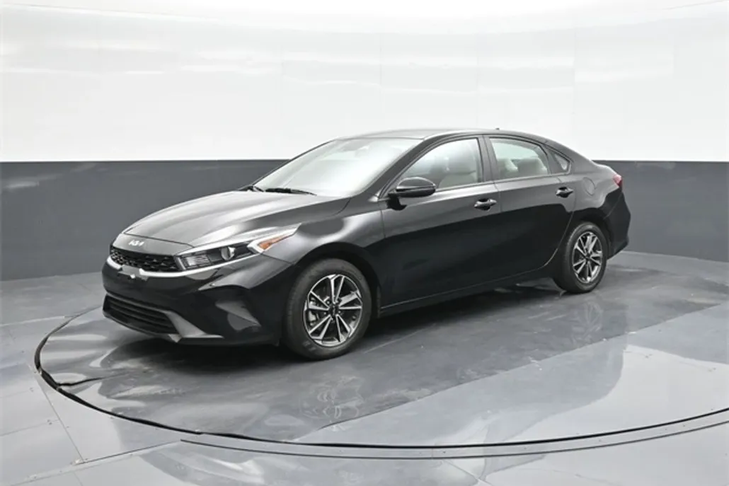 2023 Kia Forte LXS photo 1