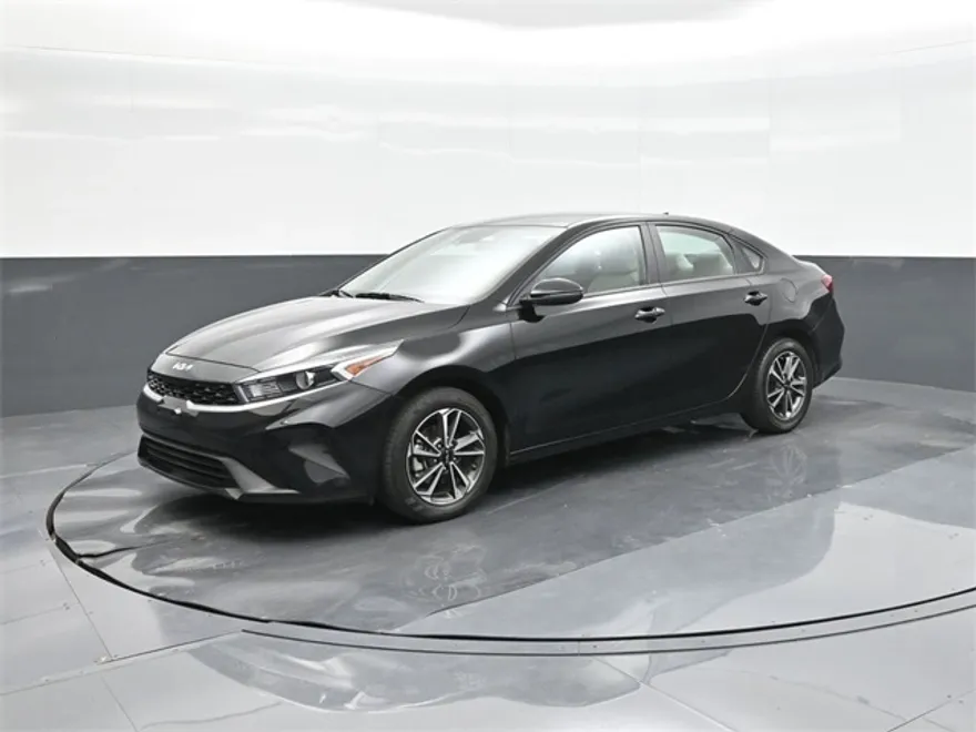 2023 Kia Forte LXS photo 1
