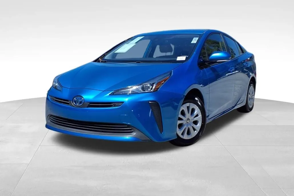 2019 Toyota Prius LE photo 1